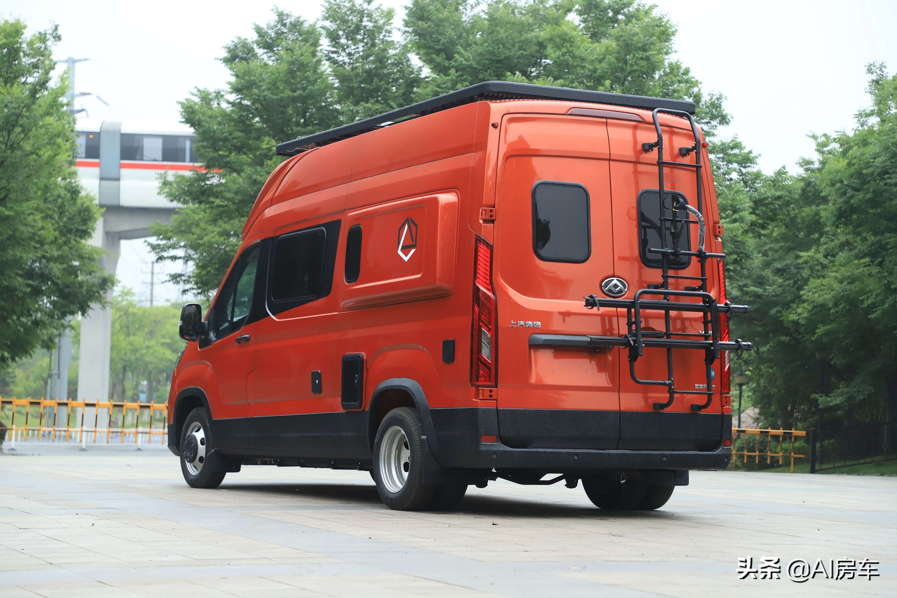 基于上汽大通v90底盘上,搭载了一台四缸16气门的2.