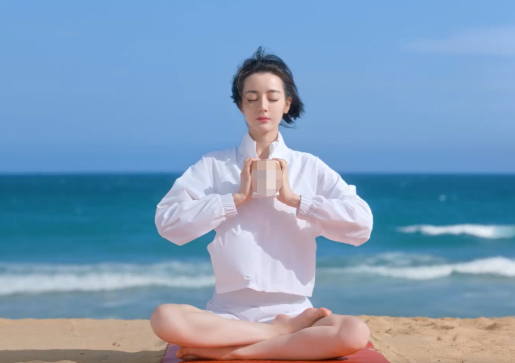 女明星热巴光脚做瑜伽!穿短裤炫出一双细白腿,瘦到肩膀凸出两块