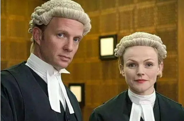 香港回归25年，这顶来自英国的假发戴着还有何意义？何不脱掉它？