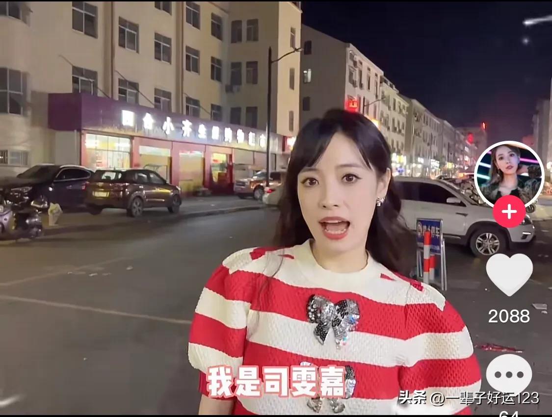 司雯嘉游横店夜市，路人热情教玩游戏，被忽悠拆盲盒成“冤大头”