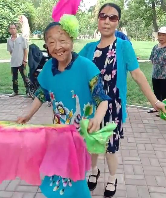 85岁马玉琴成摇钱树？小32岁丈夫喜提大奔，马玉琴在家白菜蘸酱