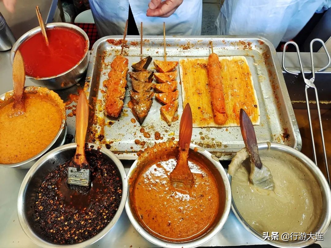 藏不住了！那些巷子里的美味人生，被悄悄地穿成了串