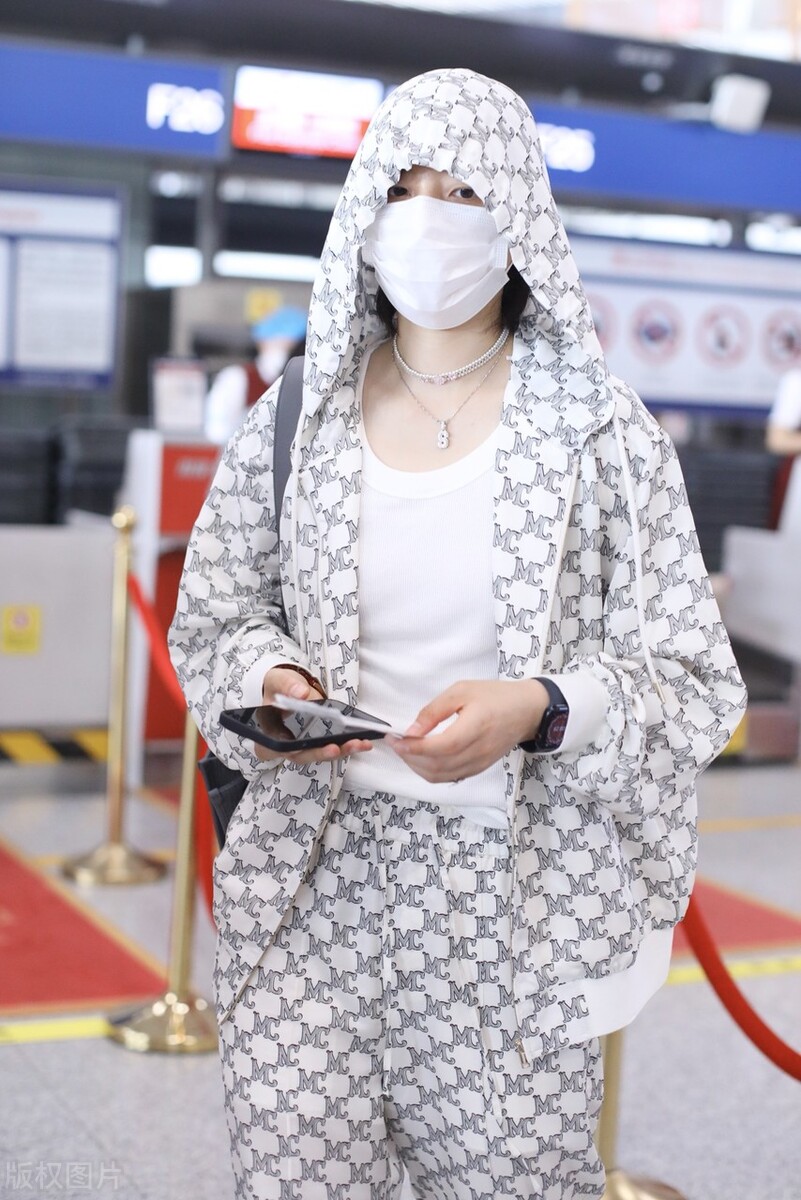 李斯丹妮连帽卫衣套装现身机场 酷酷女孩项链亮眼