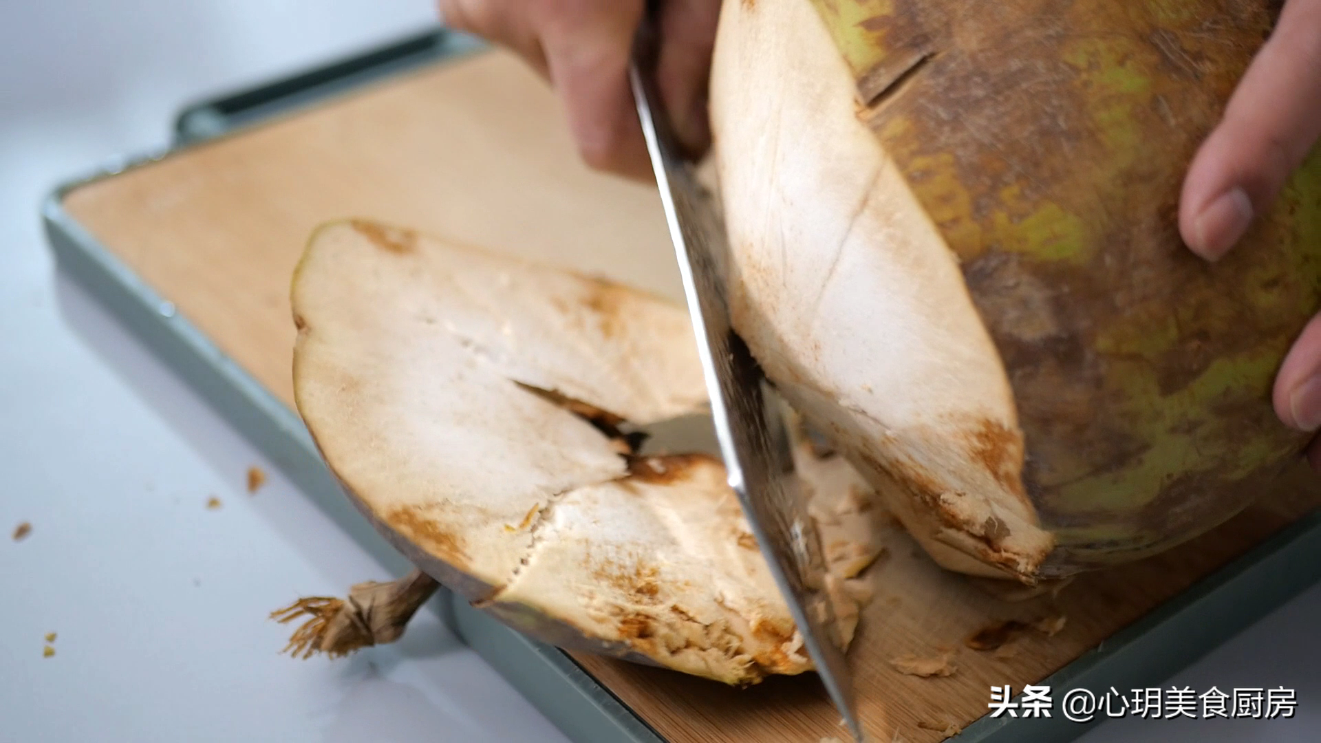 椰肉怎么取出来方便（简单五步取出椰肉很轻松）