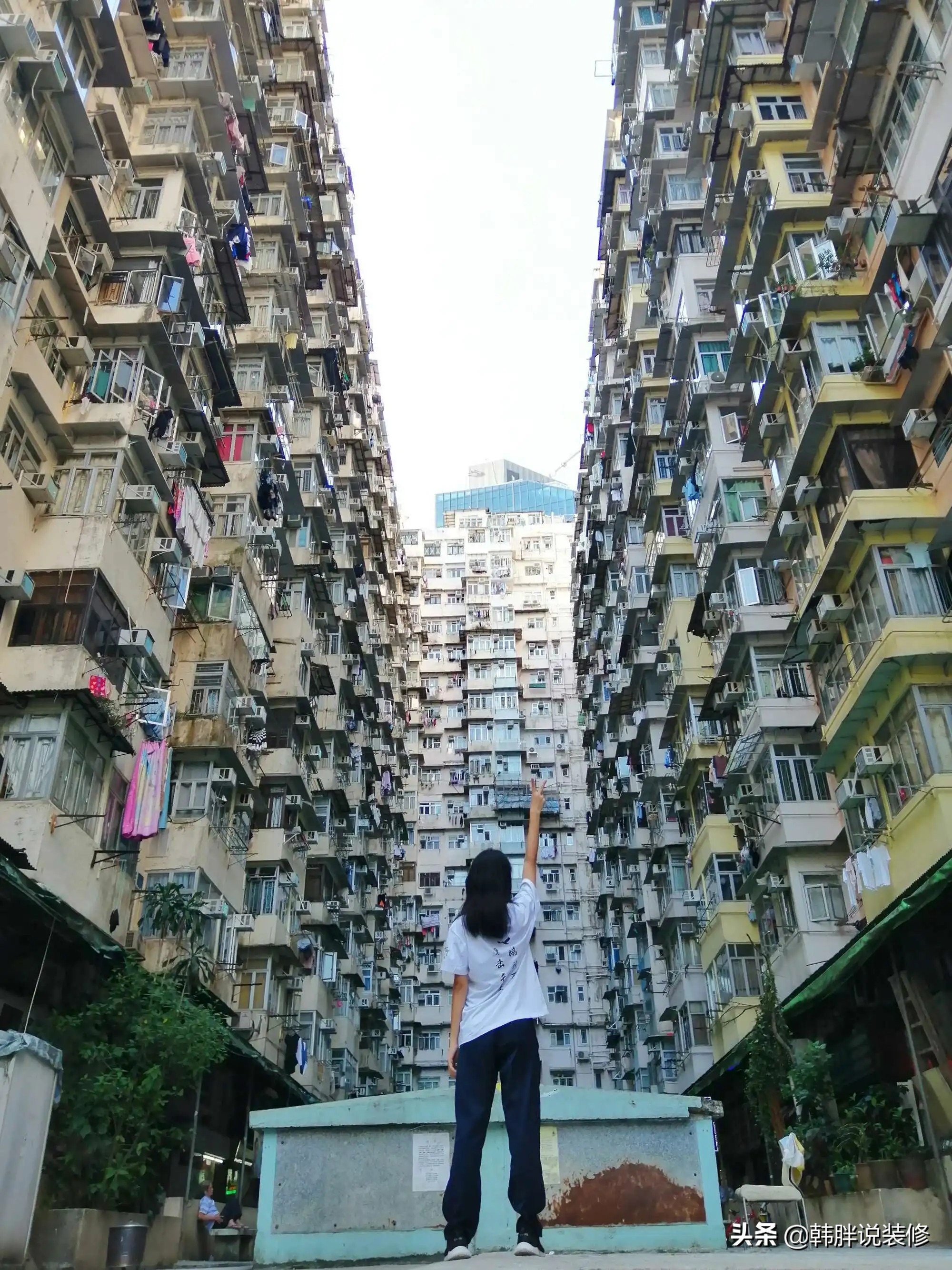 香港90后小夫妻，花230万买下12㎡小屋，床吊在半空，这设计绝了