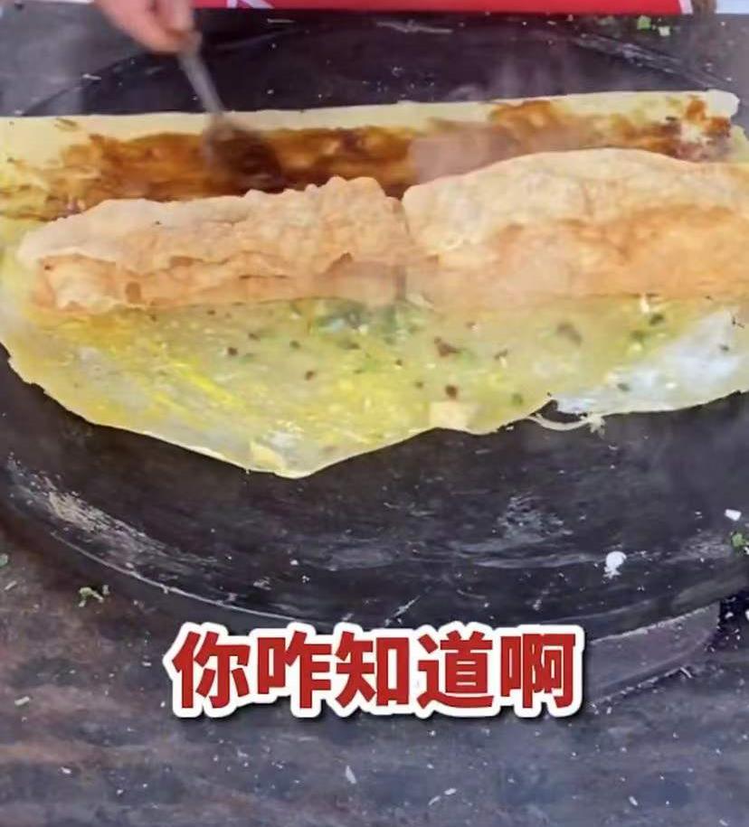 大妈一连摊3个煎饼，手法特殊让女孩质疑身份，大妈的话意味深长