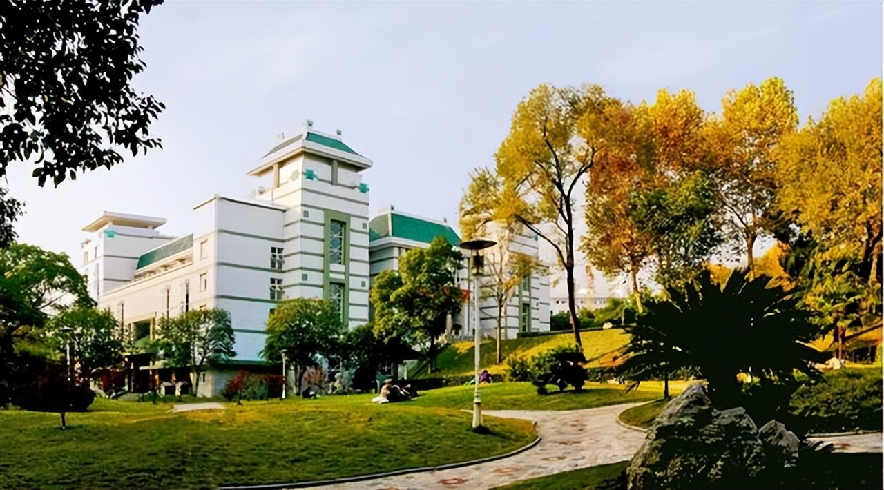 一所211大学公开招聘，对“年龄”限制极高，年薪有望可达18万