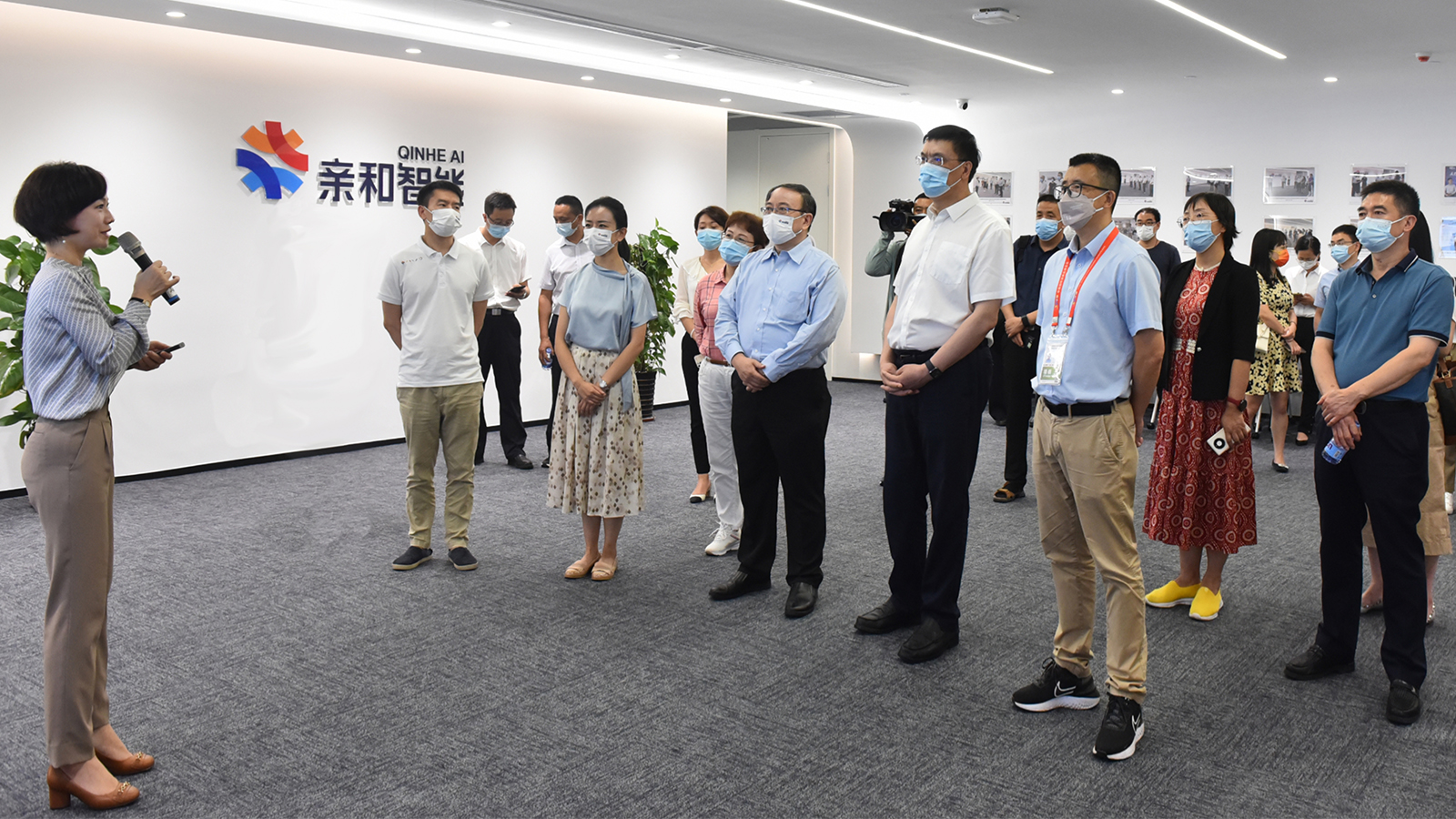 2022年中国国际消费品博览会陕西省政府代表团实地考察亲和智能