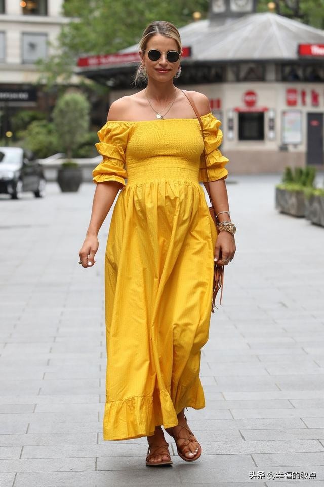 女星沃格·威廉姆斯现身伦敦街头，她的优雅让人着迷