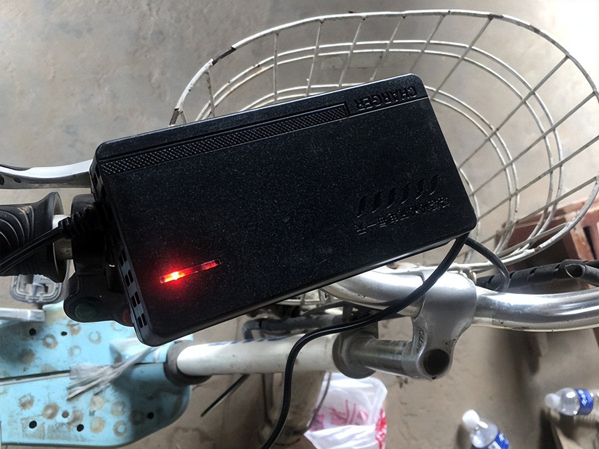 夏天用這三種方法保養(yǎng)電動(dòng)車的電瓶，電瓶不發(fā)熱不鼓包壽命延長(zhǎng)