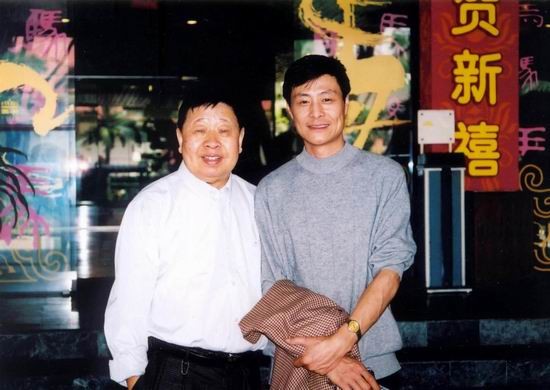 在悼唁现场,刘伟握着马季儿子马东的手"师傅对我恩重如山,我这辈子无