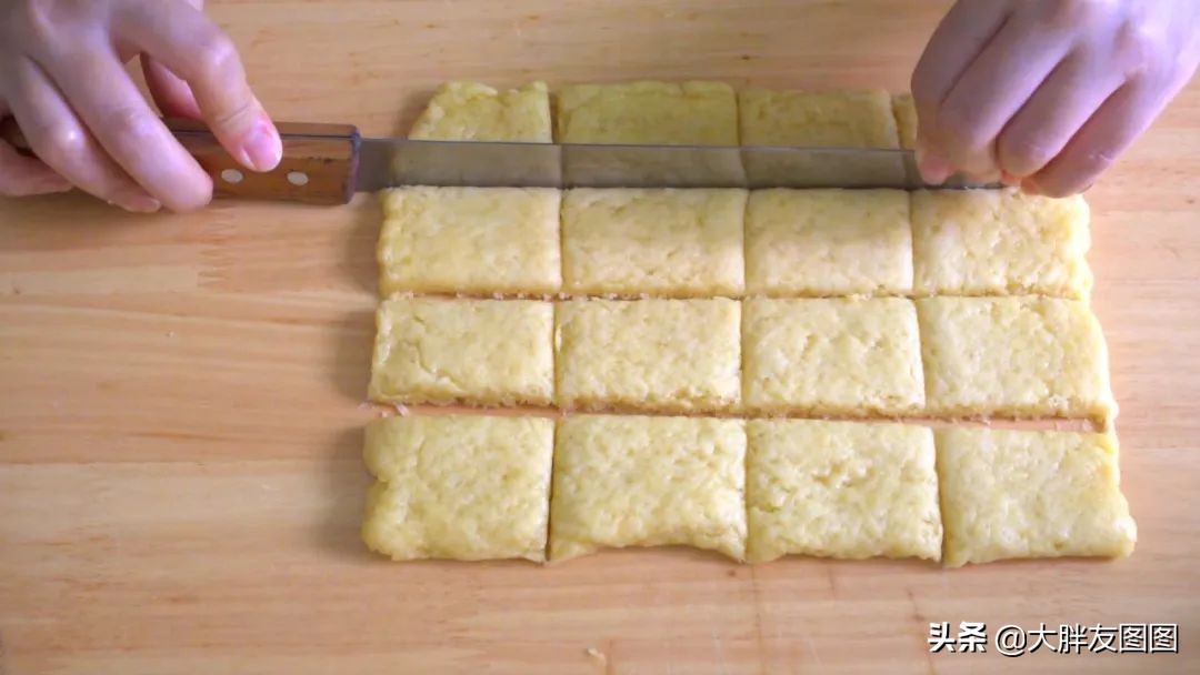 你吃过蛋糕饼吗？外脆里软的粗点心，看着就馋了