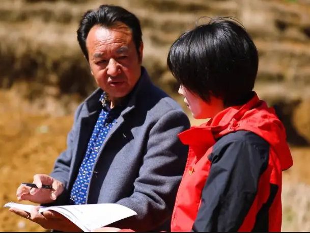 大学生去山村支教，却被看成是“霍霍学生”？村支书直言折腾不起