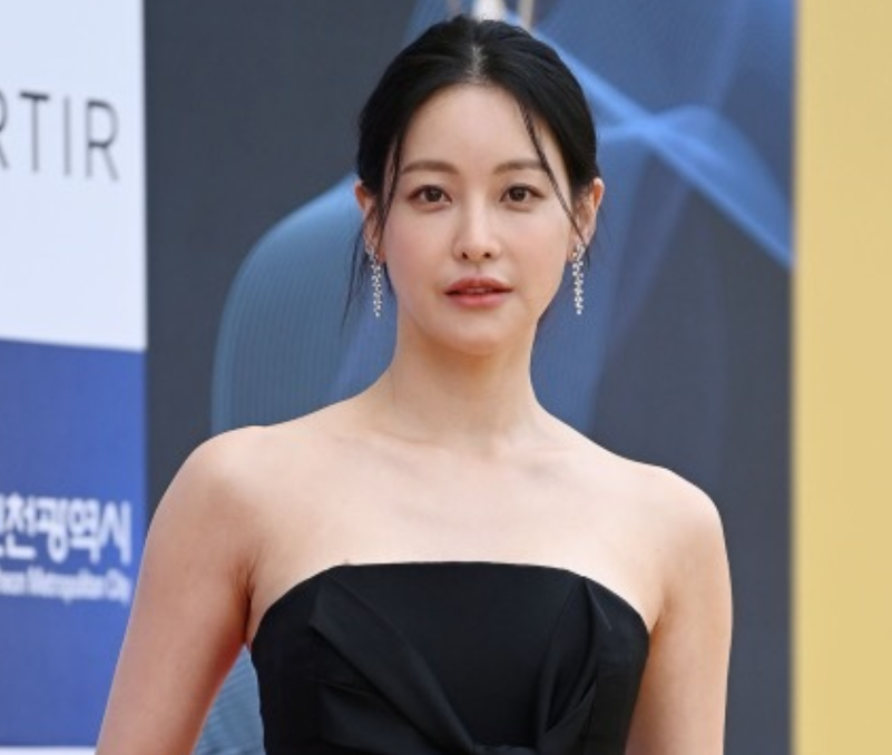 韩国青龙大赏明星生图！没了滤镜颜值集体掉线，金高银发际线堪忧