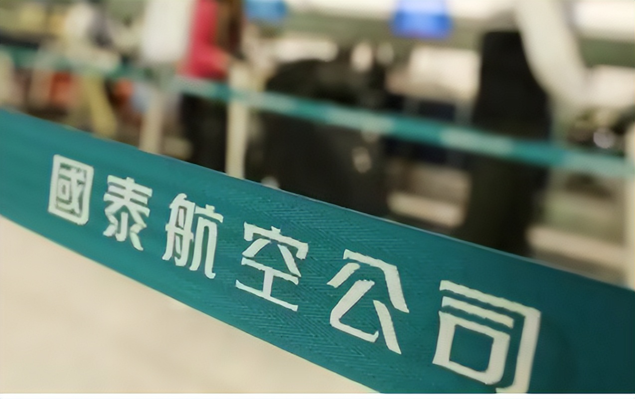 成都飞往香港飞机上，空姐把人性最丑陋的一面，展现得淋漓尽致！