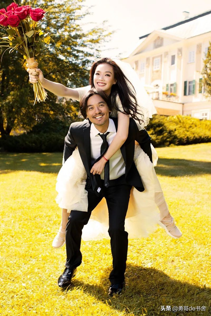 2022巴黎时装周最土CP出圈了！堪比欧阳娜娜搭上了宋小宝