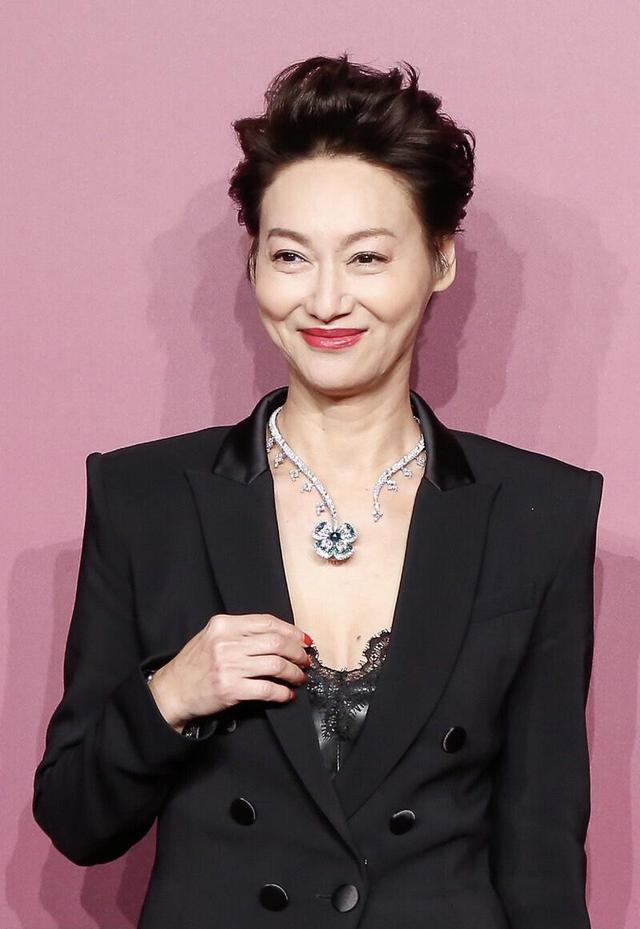 老年人爱美还得学惠英红62岁贵妇头长裙大气优雅太惊艳