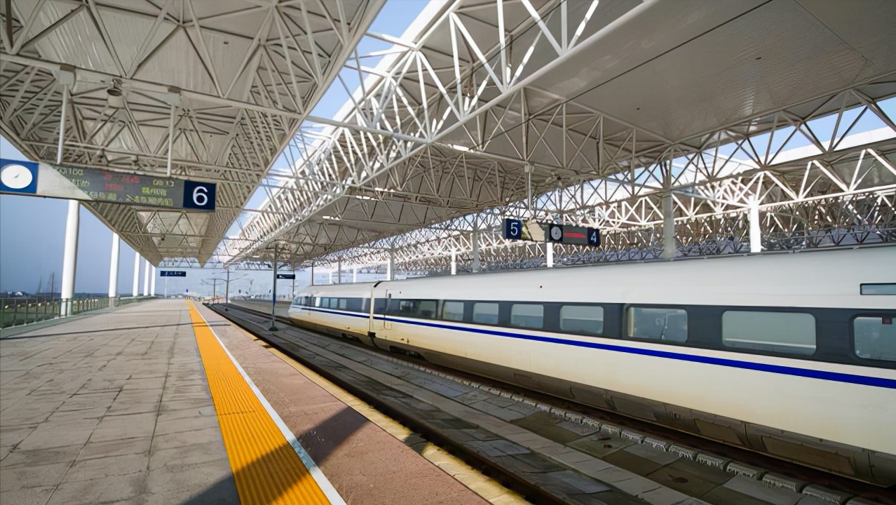 高铁和动车有什么区别？是一样车吗？它们之间是路和车的关系