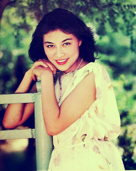 著名演员岳红：生女五个月被离婚，单亲妈妈31年，风光背后有眼泪