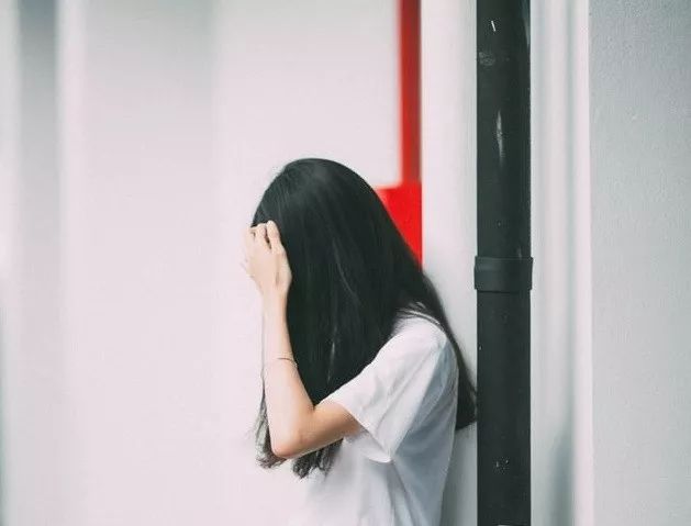 15岁女生自愿与班主任发生关系，班主任也涉嫌犯罪，你怎么看？