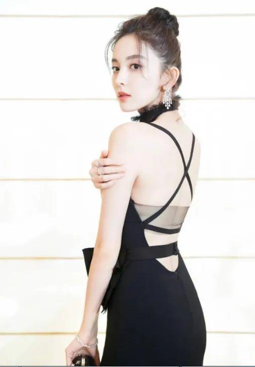 新疆真的是五步一娜扎，十步一热巴吗？