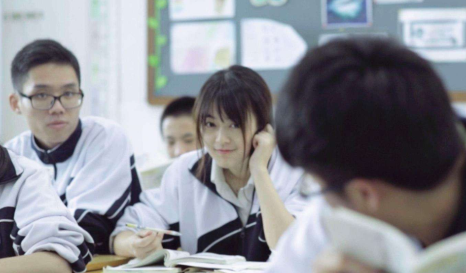 为防止中学生早恋，校长设计出一款“特殊校服”，真是用心良苦