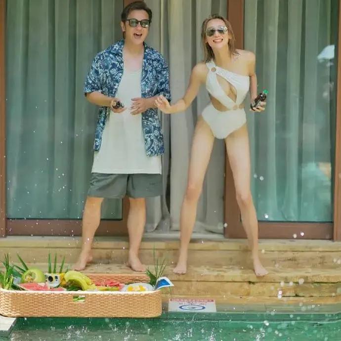 蒋丽莎与陈结婚11周年时拍照留念，并身着泳衣展现出良好的身材