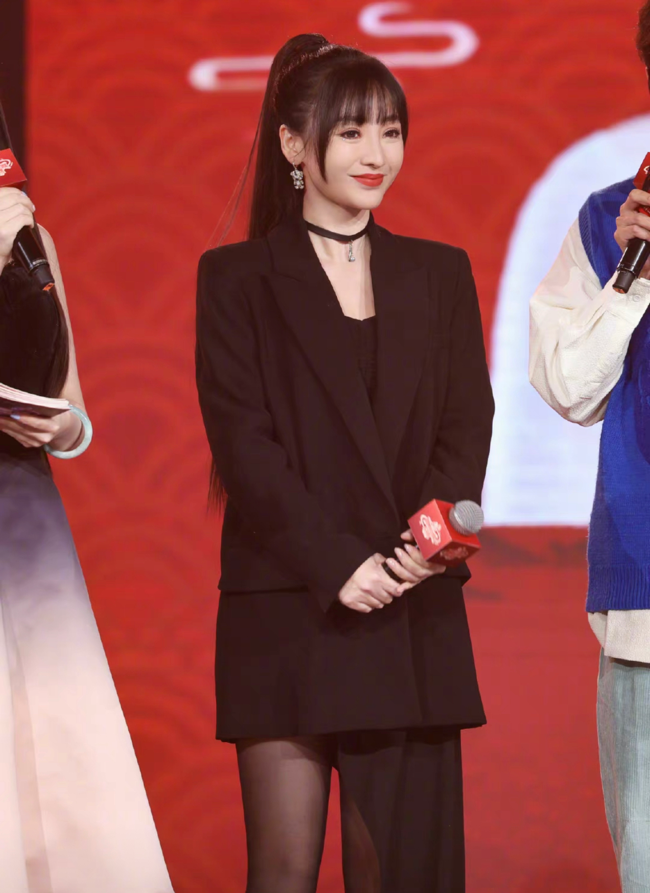 柳岩参加活动再秀性感，黑丝勾勒大长腿，41岁颜值在女星中最抗打