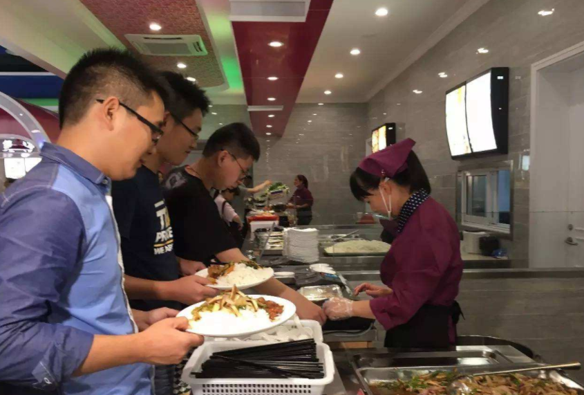 南工大封校，食堂大爷打出“嚣张”标语，学生直言苍天饶过谁