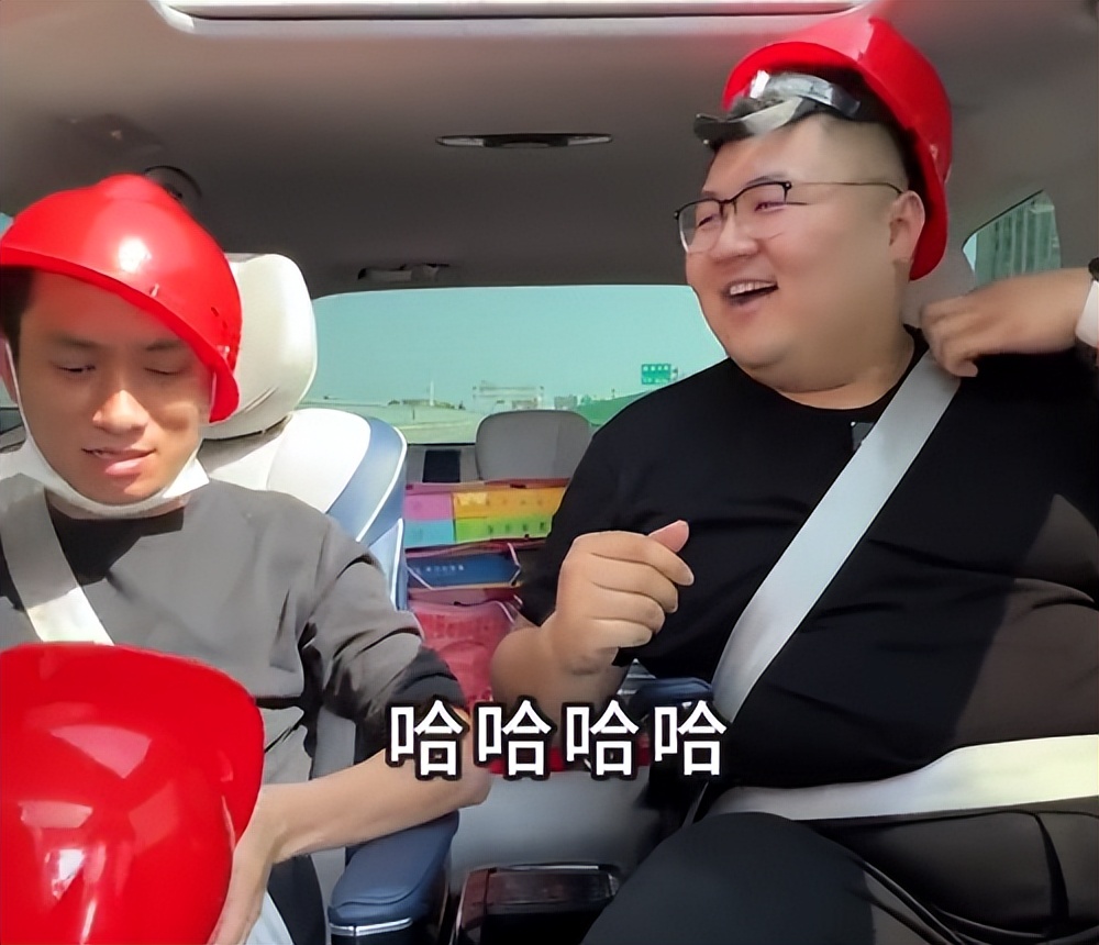 阿张老宅改建完工，自称是村里最靓的仔，猴哥送全套家具家电