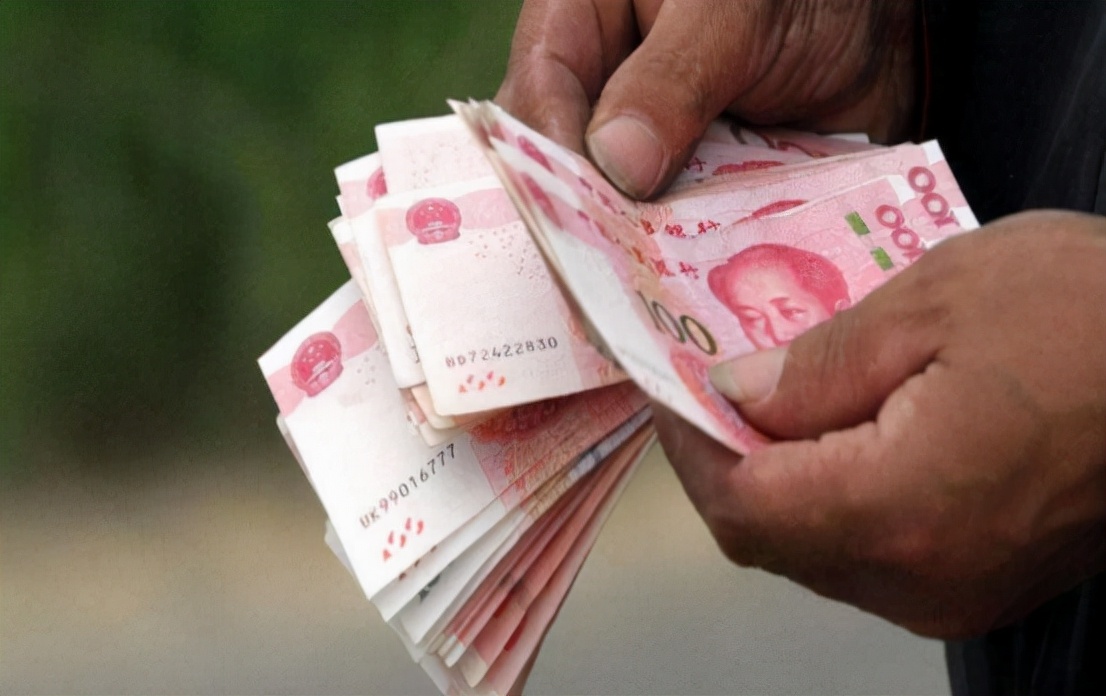 高龄津贴迎改动，年过“这个数”的老人，每月能多领200元补贴