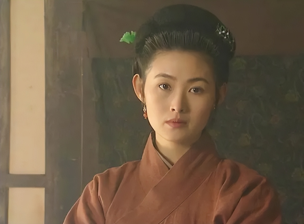 49岁王思懿分享动态，网友请求嫂嫂赐一碗药，她幽默回应显亲切