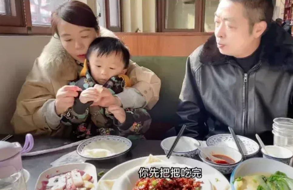 怀三胎？田静小腹隆起，姚威心疼现身直播间炒菜，她早有三胎想法