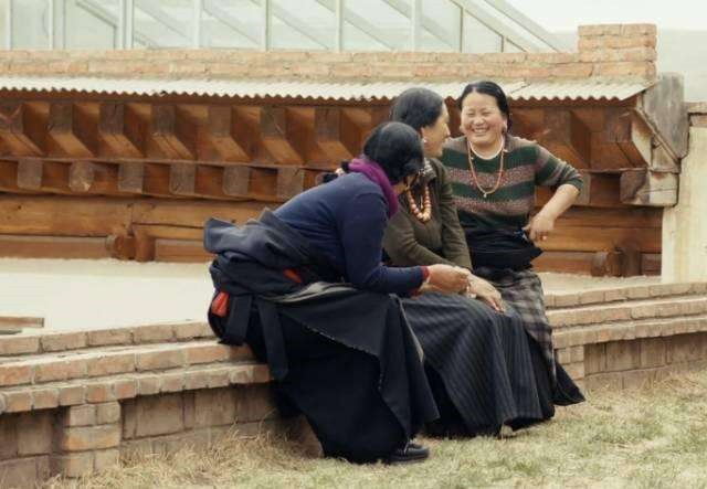 美国女孩嫁甘肃农村小伙，生俩孩子，做一条围巾能卖1万元