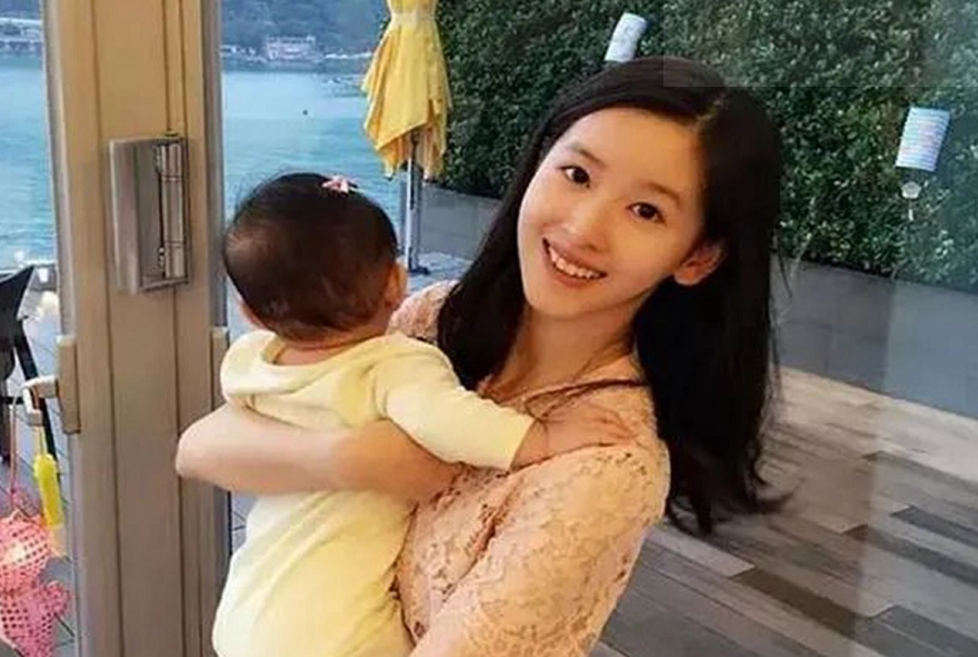 同班同学，一个25岁生娃，一个35岁生娃，10年后完全是两种生活