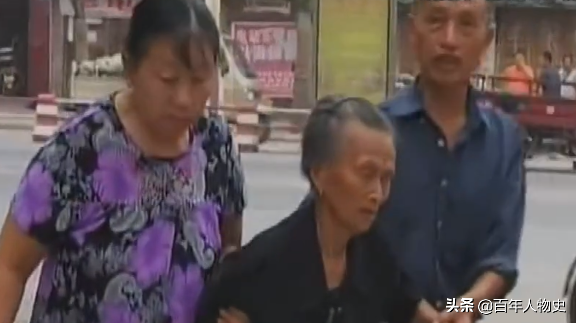 湖南83岁失明老妇住猪圈，4个子女不管不顾，儿子：住猪圈挺好的