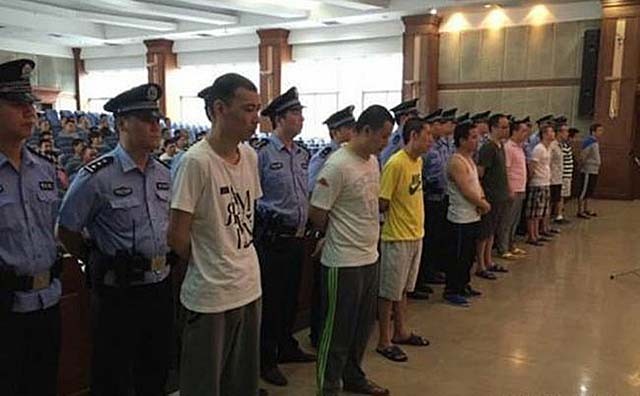2016年郑州红馆覆灭：300警力扫荡40分钟，男男女女装满6辆大巴