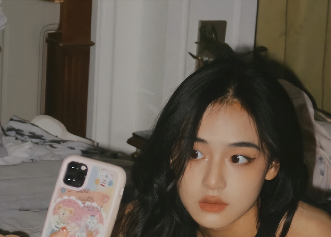 超过马嘉祺，中戏表演班第一的素人女孩，凭一张脸就火了，很现实