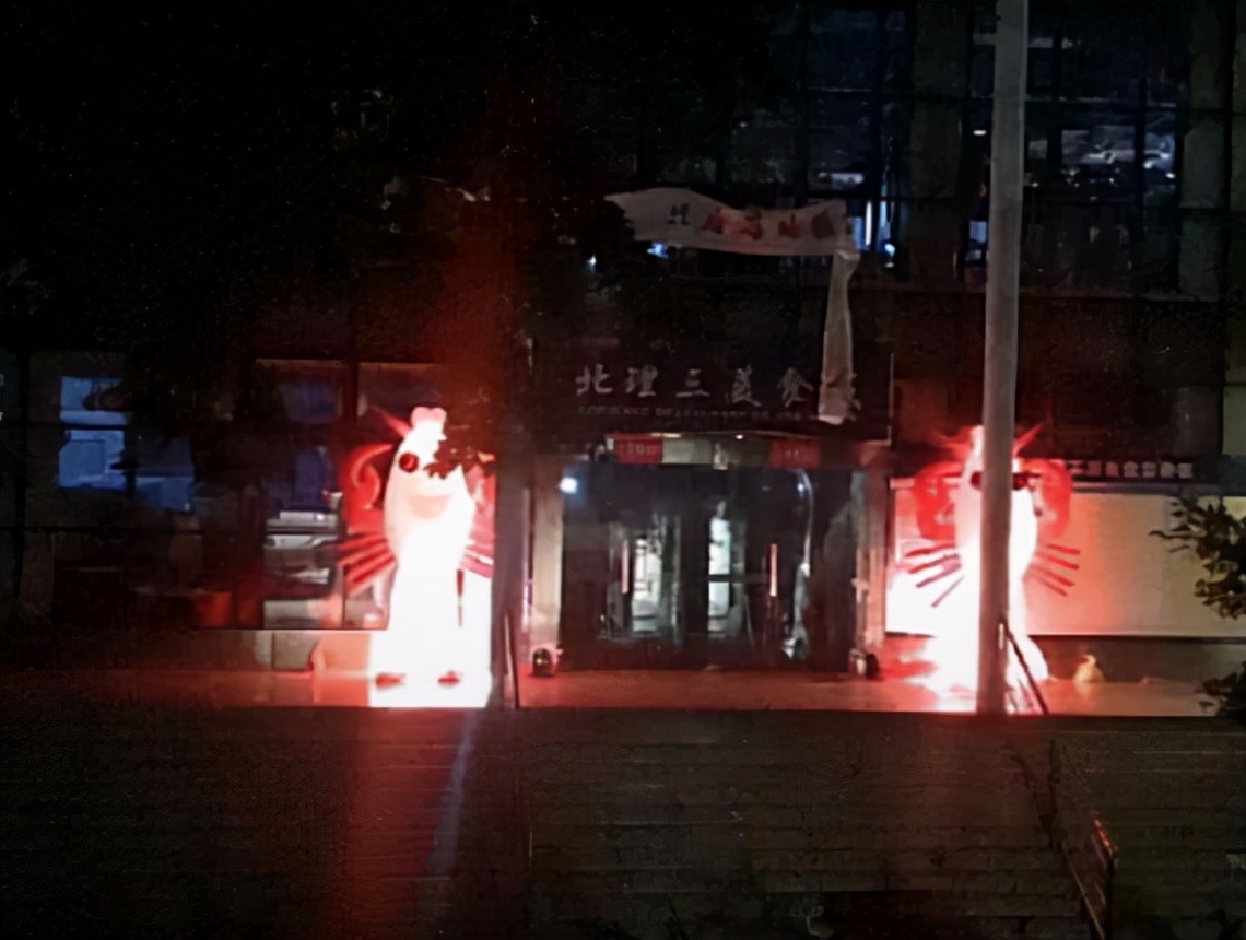 大学“阴间食堂”走红网络，菜品环境有些灵异，门面神似殡仪馆