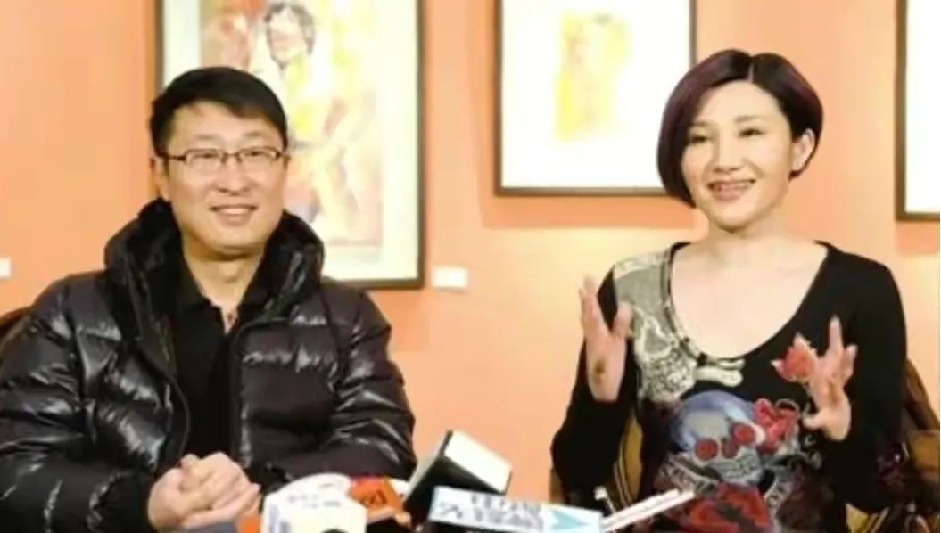 要钱没钱，要貌没貌！7位丑男演员娶的老婆，一个比一个漂亮