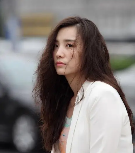 表面“人间清醒”，实际生活却一团糟，这些女星实在令人尴尬