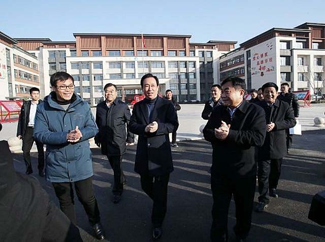 老师给小伙20元学费，40年后他发现恩师贷款买房：把买房费用全免