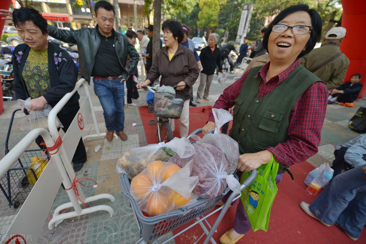 湖南大妈开生鲜超市，一年盈利90万，进来学套路