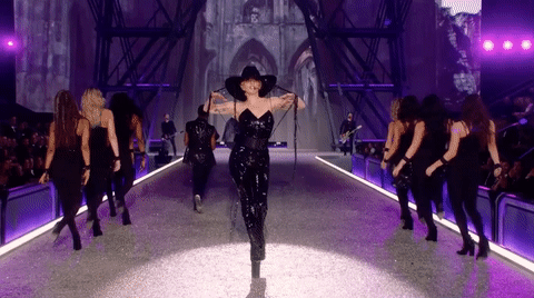 维密秀砸重金请大牌歌手，2012年嘉宾最给力，24岁蕾哈娜开演唱会