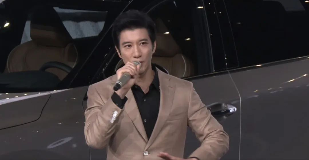 王力宏现身北京机场，心情似乎不受影响，周杰伦连夜取关撇清关系