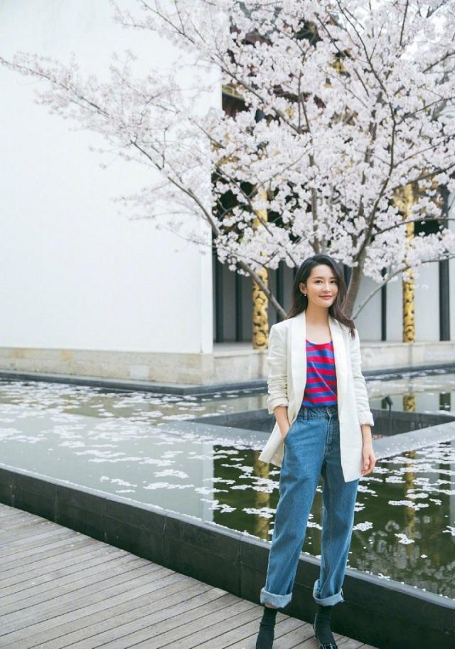 李沁也太会穿了吧！黑羽绒服叠穿牛仔外套，保暖不说还洋气