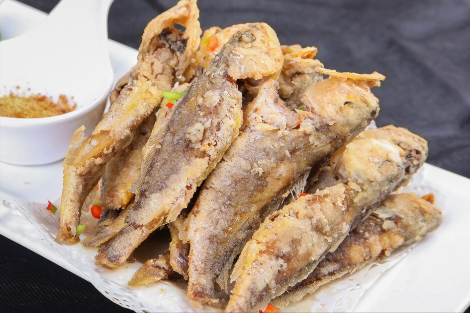 炸魚用淀粉還是面粉？大廚分享正確做法，外酥里嫩，又脆又香