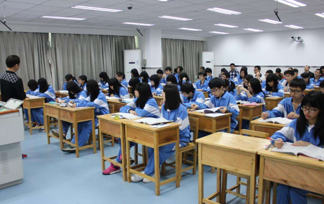 教师招聘门槛提高，学历标准严格明确，有些学生毕业即失业