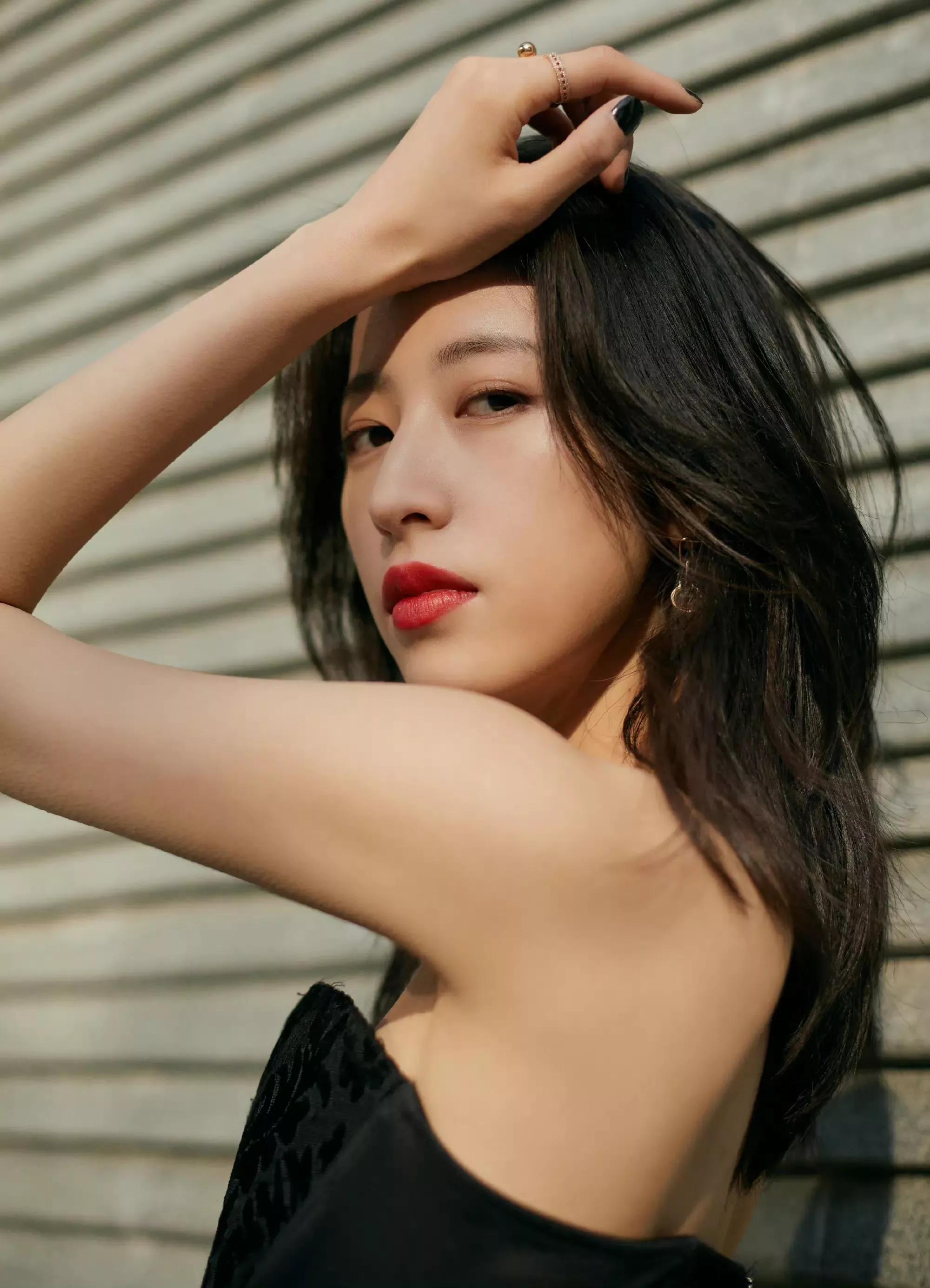 周雨彤：温婉大方，气质优雅，唯美迷人