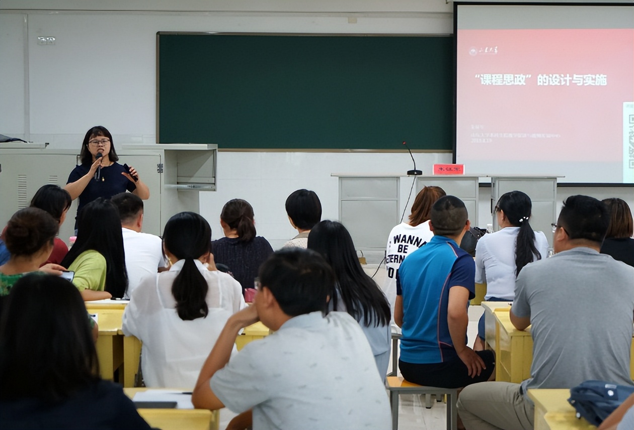 自称交不起网费的深大教师，月薪被曝光，真实到手工资令人意外